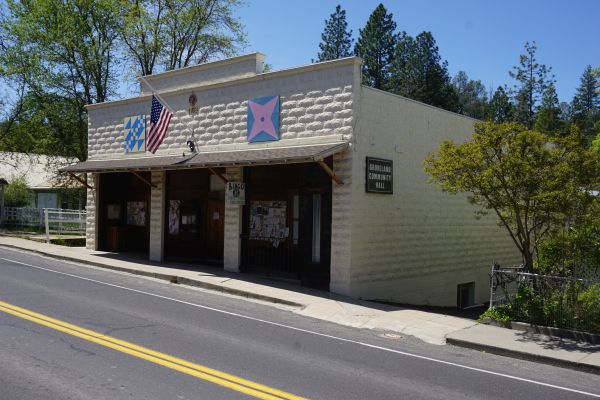 [Picture of Justice Court and Library]